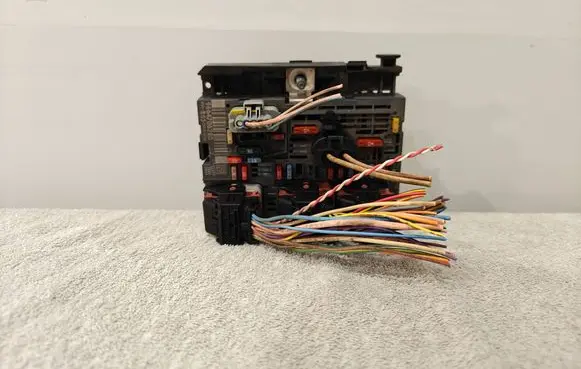 Peugeot 308 SW Fuse module 9664706280