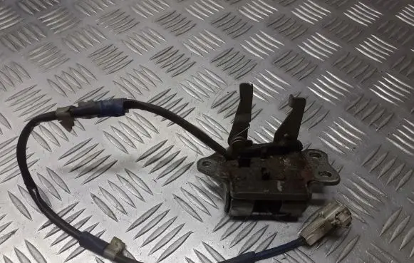 Toyota Yaris Tailgate exterior lock 