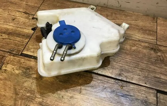 Windshield washer fluid reservoir/tank