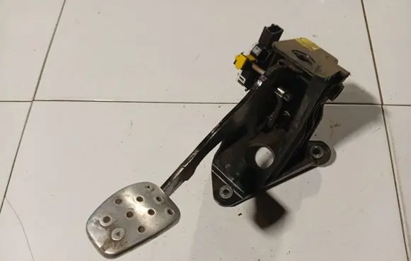 Renault Laguna III Clutch pedal 465030079R