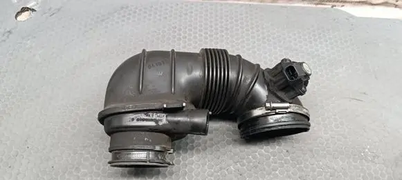 Mercedes-Benz C W204 Turbo air intake inlet pipe/hose A6510900437
