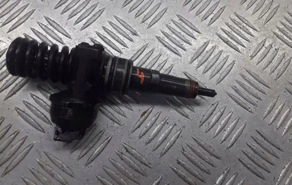 Volkswagen PASSAT B5.5 Fuel injector 038130073BC