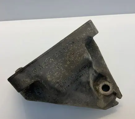 Engine mounting bracket