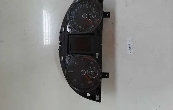 Volkswagen PASSAT B7 Speedometer (instrument cluster) A2C53219792