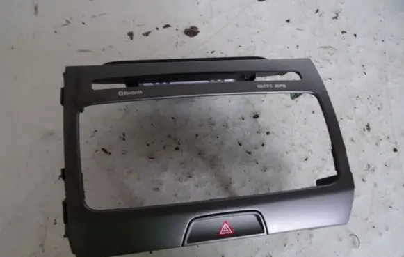 KIA Sportage Radio/GPS head unit trim 