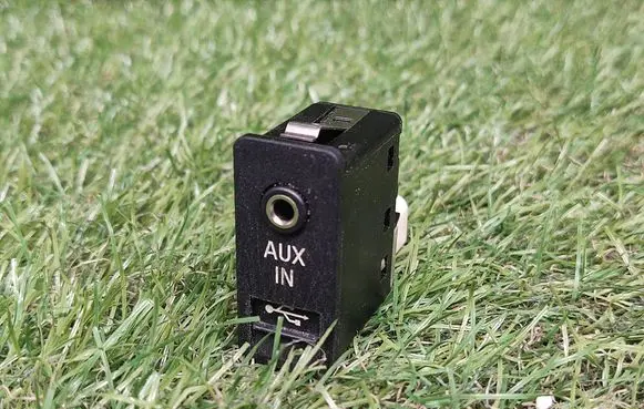 BMW 5 F10 F11 AUX in-socket connector 9129651 6131912965102