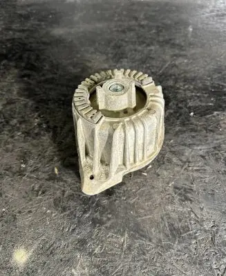 Mercedes-Benz E W212 Engine mount bracket F036072522