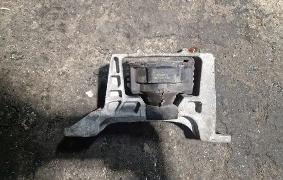 Ford Focus Engine mount bracket