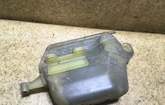 Mercedes-Benz E W124 Coolant expansion tank/reservoir 1245000449