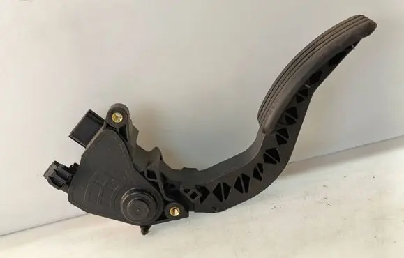 Accelerator throttle pedal