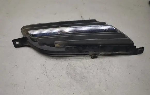 Nissan Almera Tino Front bumper upper radiator grill 62322BU000