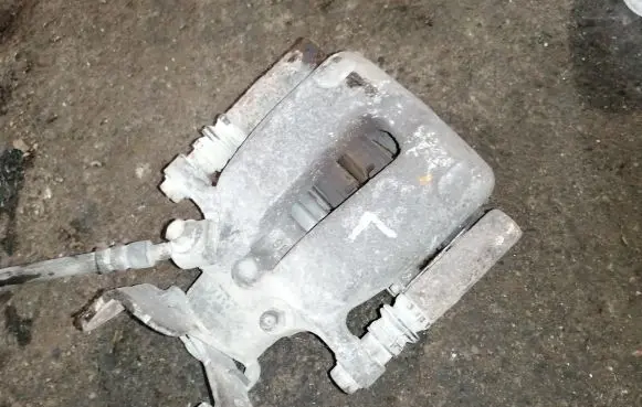 Opel Insignia A Rear brake caliper