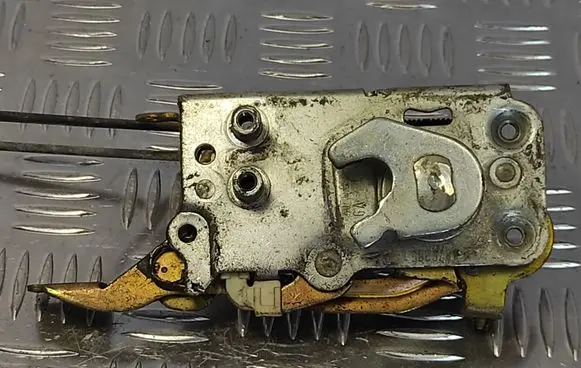 BMW 5 E28 Front door lock 18763851
