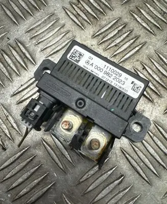 Mercedes-Benz E A207 Glow plug pre-heat relay A0009822023 1110029 13190500