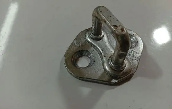 Mazda 3 I Front door lock loop/hook striker 8B28