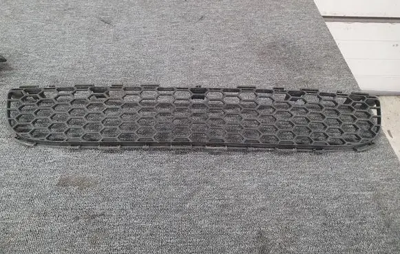 Toyota Corolla Verso AR10 Front bumper lower grill 531120F010