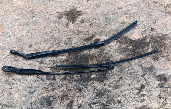 Volkswagen PASSAT B5.5 Front wiper blade arm 3B1955409C 3B1955410C