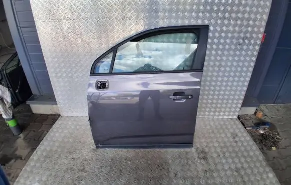 Chevrolet Orlando Front door