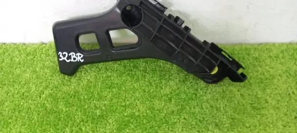 Lexus CT 200H Front bumper mounting bracket 5211676011
