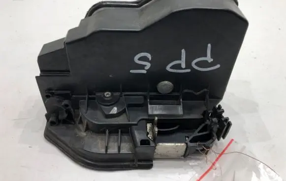 BMW X3 E83 Front door lock 7167074
