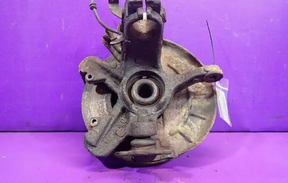 Skoda Fabia Mk2 (5J) Front wheel hub spindle knuckle