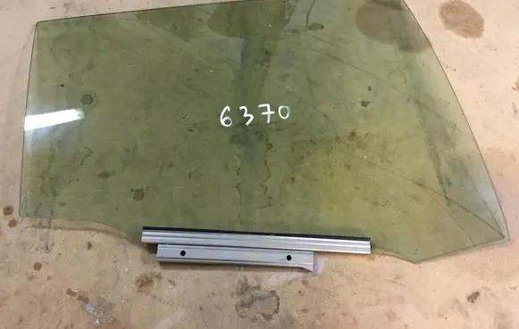 Toyota Prius (XW50) Rear door window glass
