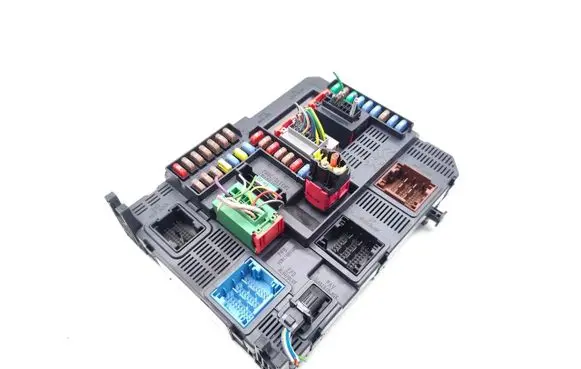 Peugeot 308 Fuse module 9807054180