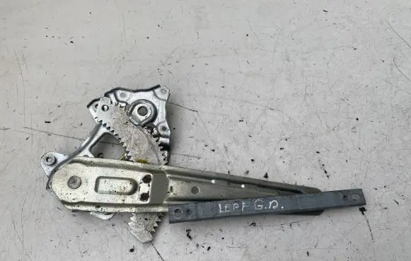 Nissan Leaf I (ZE0) Rear window lifting mechanism without motor