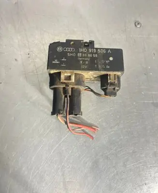 Volkswagen Golf III Coolant fan relay 1H0919506A 898659