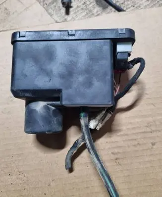 Audi 80 90 S2 B4 Central locking vacuum pump 4A0862257C