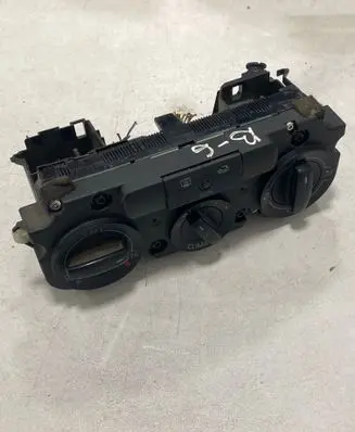 Volkswagen PASSAT B6 Climate control unit 74730920 537011CF 0241105D1