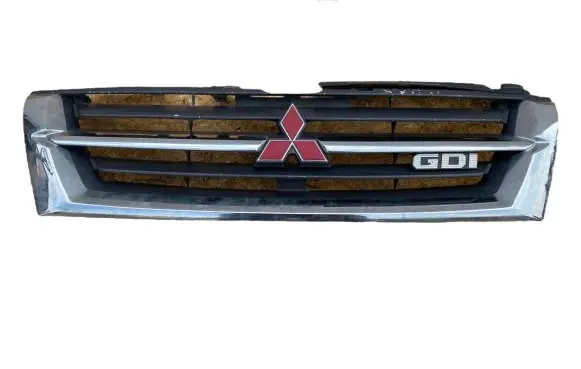 Mitsubishi Pajero Front bumper upper radiator grill MR387981