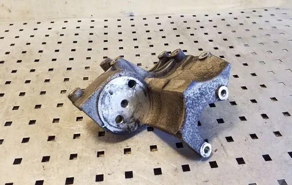 KIA Sorento A/C compressor mount bracket 