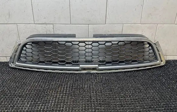 Chevrolet Captiva Front bumper upper radiator grill