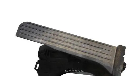 Accelerator throttle pedal