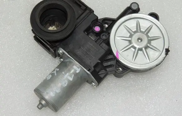 Toyota Yaris XP210 Front door window regulator motor 85720K0020