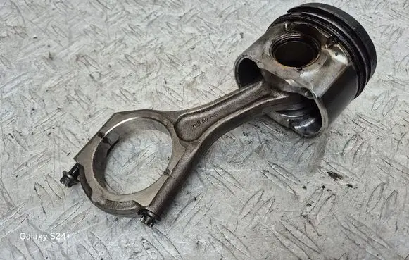 Subaru Forester SH Piston with connecting rod 