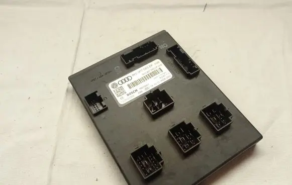 Audi A4 S4 B8 8K Comfort/convenience module 8K0907063DF F005V01209