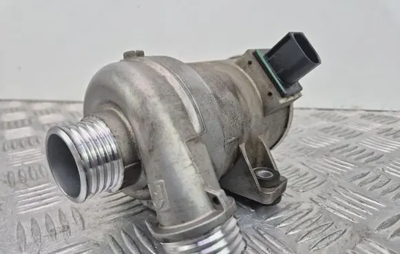 BMW 3 F30 F35 F31 Water pump 7604027