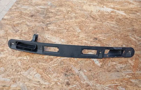 Trunk door license plate light bar
