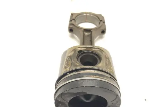 Nissan Qashqai Piston with connecting rod M9R