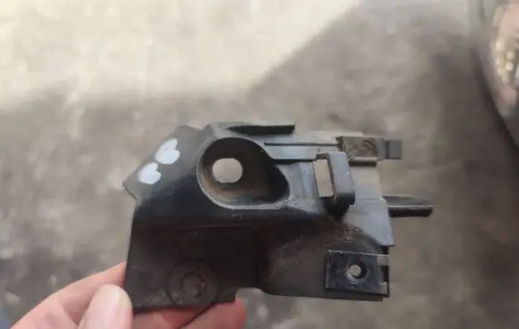 Volvo C30 Front bumper mounting bracket 31214663