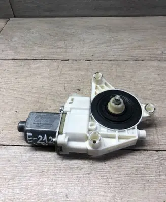 Mercedes-Benz E W212 Front door window regulator motor A2048200142 971219100