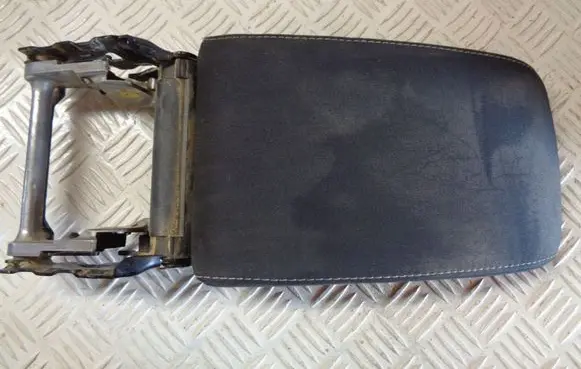 Volkswagen Golf VI Armrest