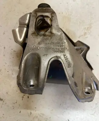 BMW X6 F16 Engine mounting bracket 6876284 7000301