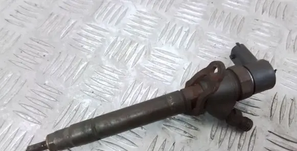 Volvo XC70 Fuel injector 30777526