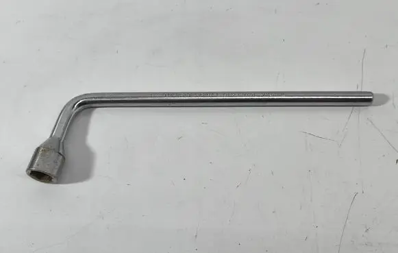Mercedes-Benz E W212 Wheel nut wrench A2215810001