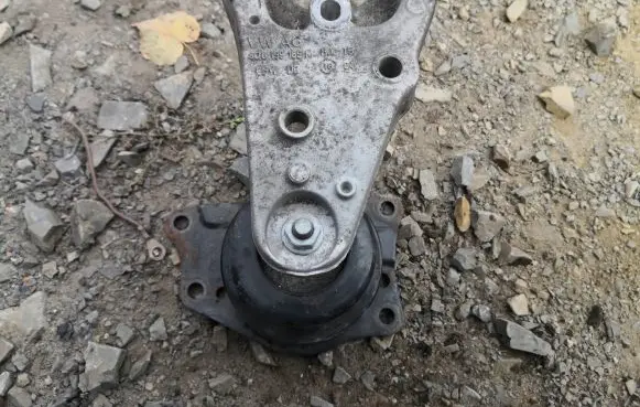 Skoda Fabia Mk1 (6Y) Engine mount bracket 6Q0199185M