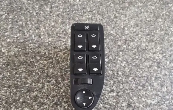 BMW 5 E39 Electric window control switch 8368966