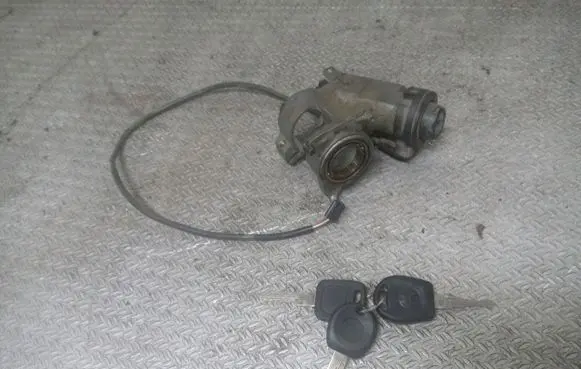 Volkswagen PASSAT B4 Ignition lock 357905851A